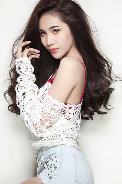 Elizabeth Thuy Tien looking pretty in crocheted shirt