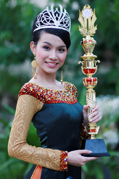 Nguyen Thuy Lam holding a trophy