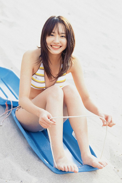 Yui Aragaki enjoying the white sand