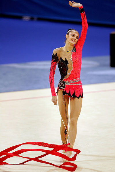 anna bessonova waving at the audience