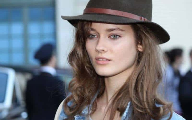 Beautiful Polish single woman in fedora