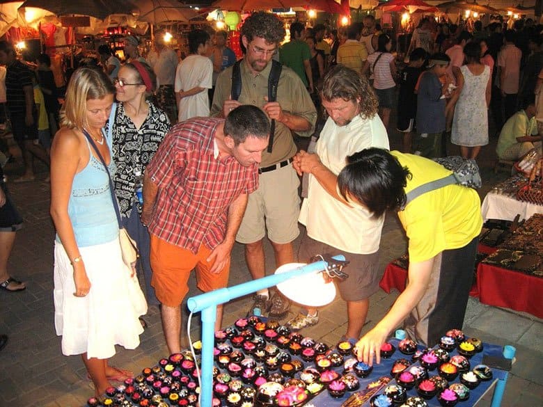 shopping while dating in Chiang Mai, Thailand night bazaar