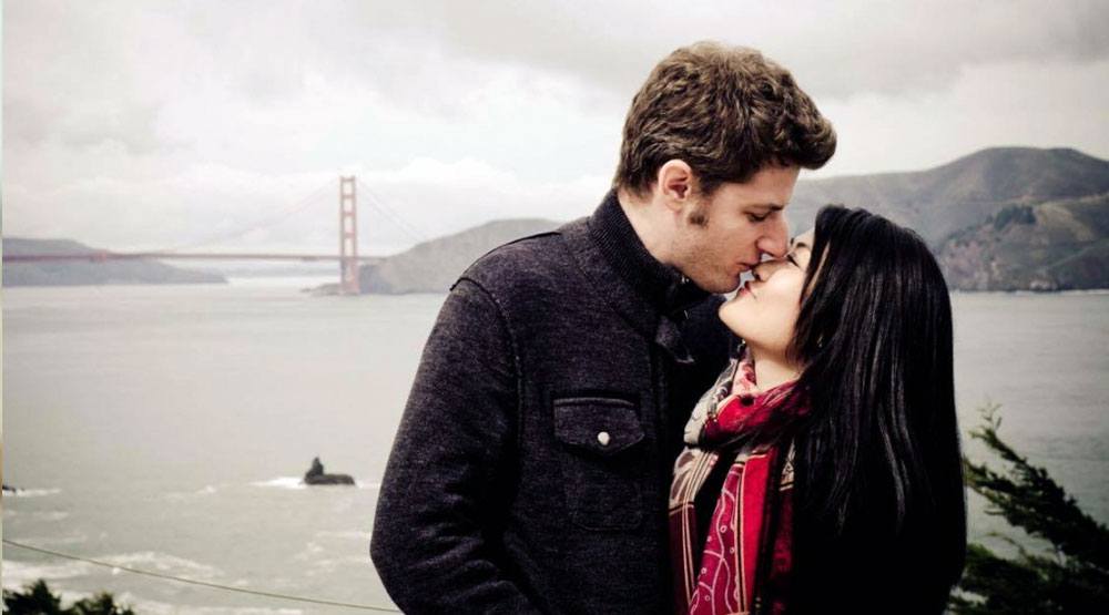 Viet girlfriend and Western guy photo at the golden gate