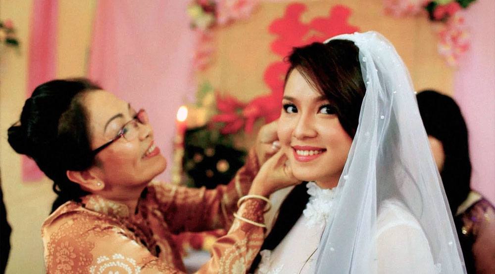 lovely Vietnamese bride with her mother