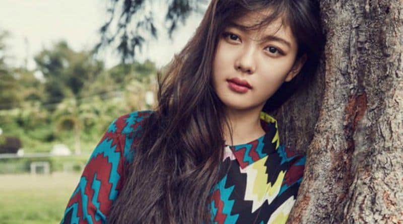 Kim Yoo Jung leaning on a tree