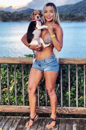 Colombian woman who loves dogs