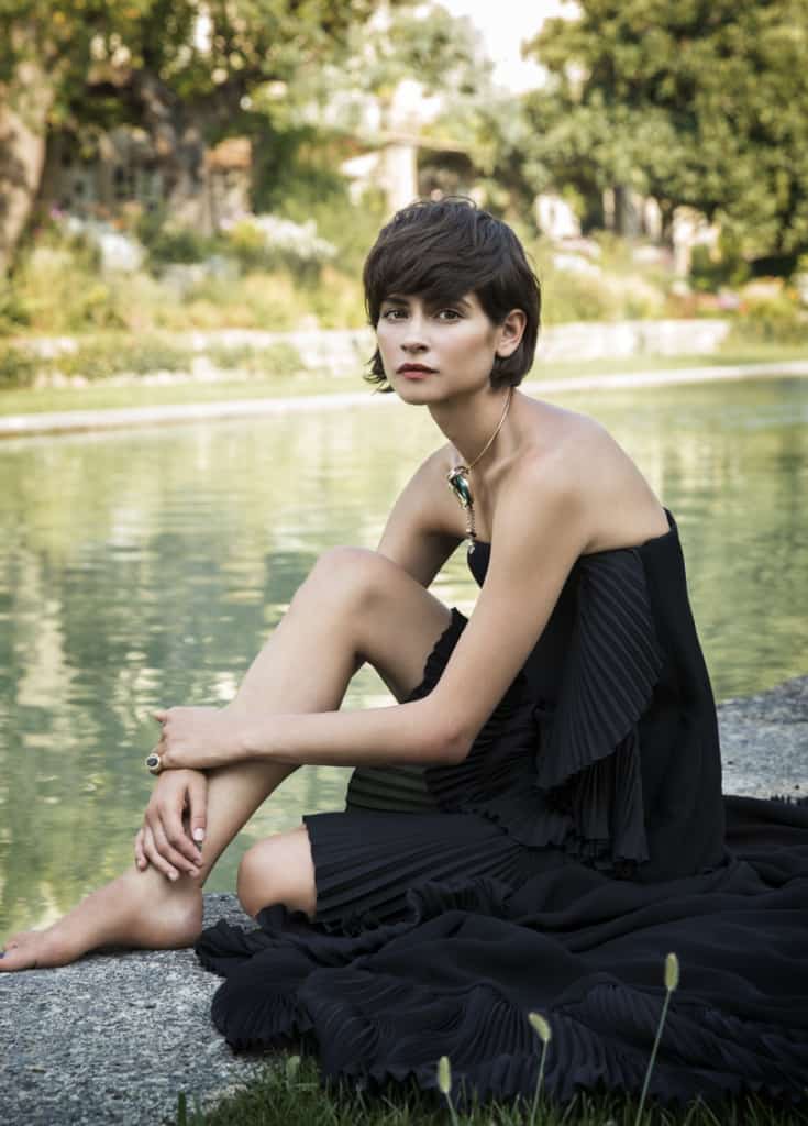 Alba Galocha black dress pictorial near the waters