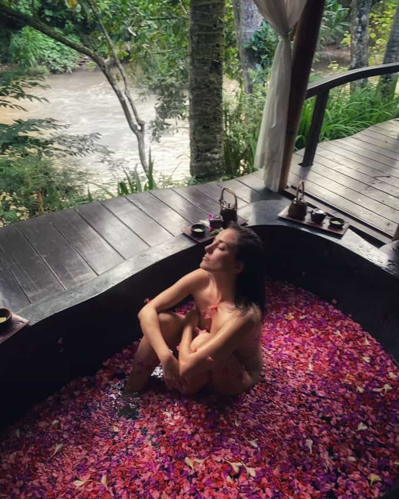 Silvia Alonso in spa with rose petals