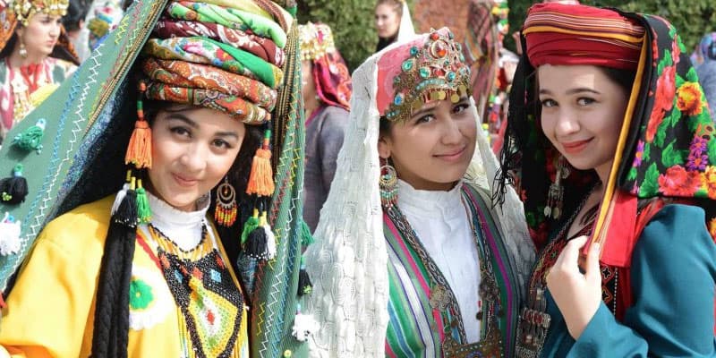 Uzbek women wearing traditional clothes