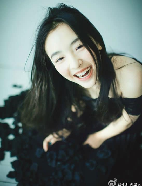 Wu Qian in a long black dress with a happy smile