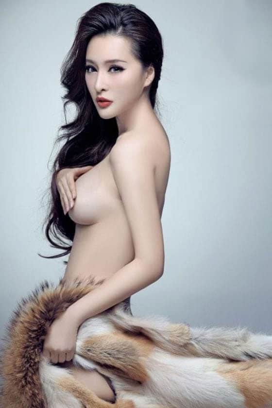 Yang Qihan topless half-naked.