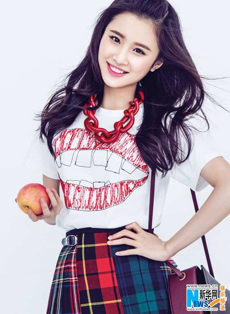 Zhang Huiwen holding an apple for pictorial