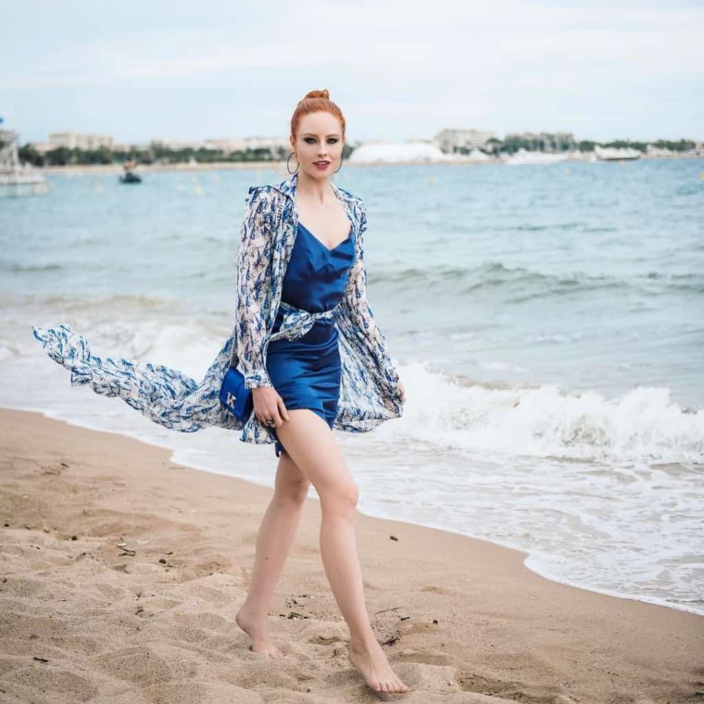 Barbara Meier wearing a classy dress in the shore