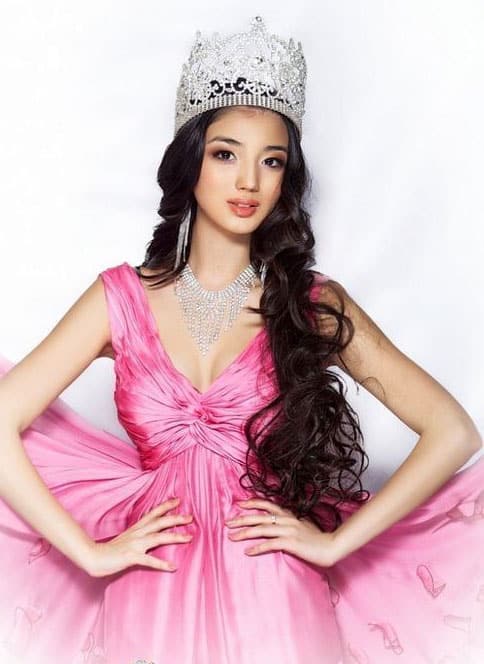 Aynur Toleuova wearing crown and pink gown